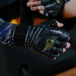 Jak wybrać rękawiczki na trening siłowy i fitness?
